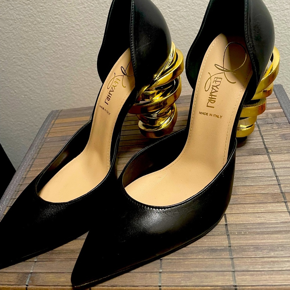 Jenine d'Orsay ( Pointed Toe Pump) Black
KEEYAHRI Size 9.5 Gorgeous